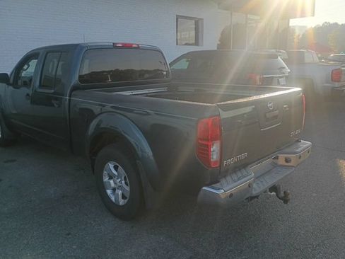 Used 2013 Nissan Frontier SV w/ SV Value Truck Pkg AWD/4WD image 19