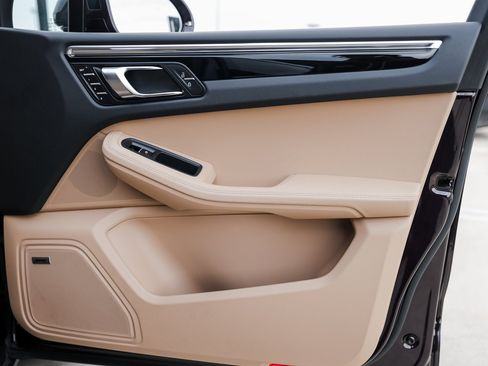 Certified 2025 Porsche Macan image 27