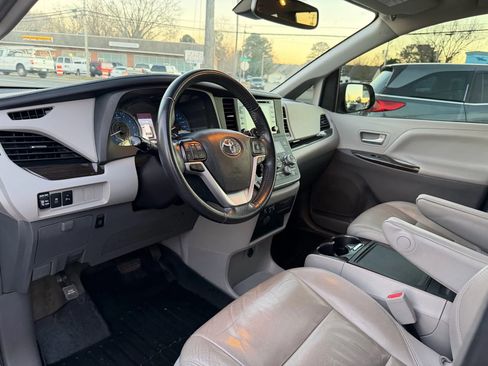 Used 2019 Toyota Sienna XLE image 13