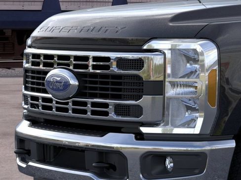 New 2026 Ford F250 XLT w/ FX4 Off-Road Package AWD/4WD image 17
