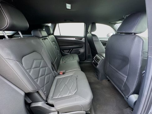 Used 2025 Volkswagen Atlas Cross Sport SE image 19