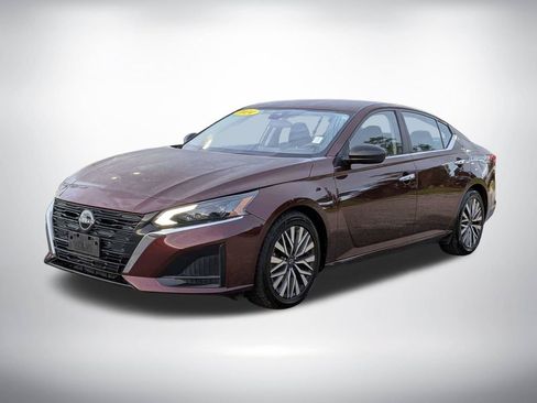 Used 2024 Nissan Altima 2.5 SV FWD image 8