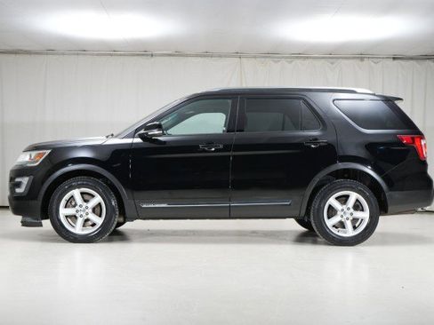 Used 2017 Ford Explorer XLT w/ Equipment Group 201A image 3