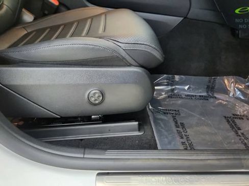 Used 2025 Mercedes-Benz GLC 300 4MATIC image 25