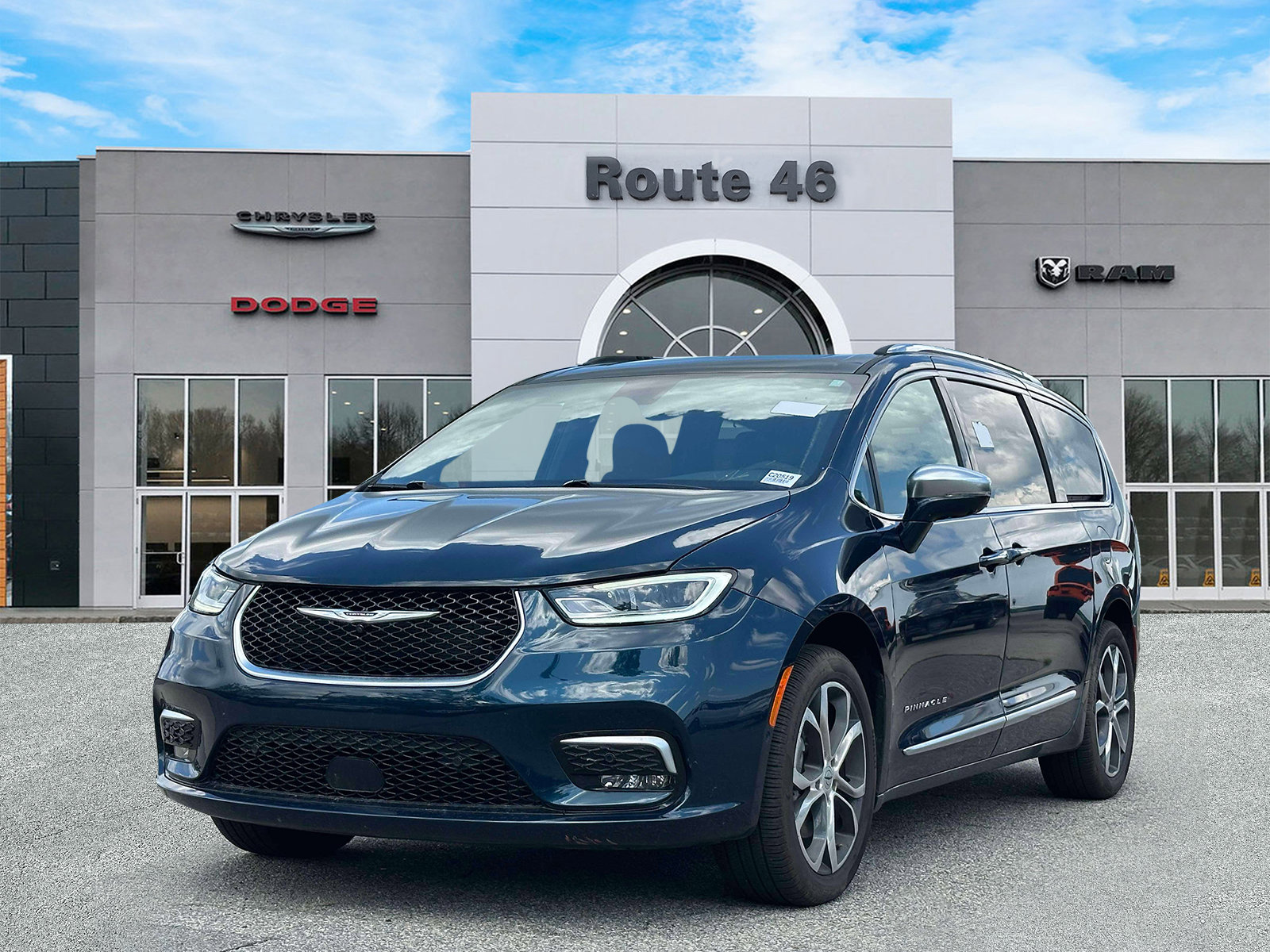 Used 2024 Chrysler Pacifica Pinnacle w/ Trailer Tow Group AWD/4WD image 2