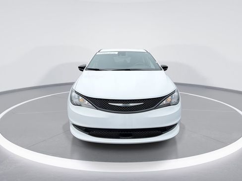 Used 2025 Chrysler Voyager LX image 3