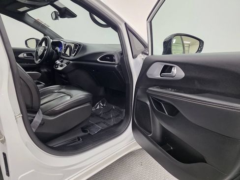 Used 2024 Chrysler Pacifica Limited FWD image 15