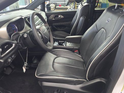 Used 2024 Chrysler Pacifica Premium image 7