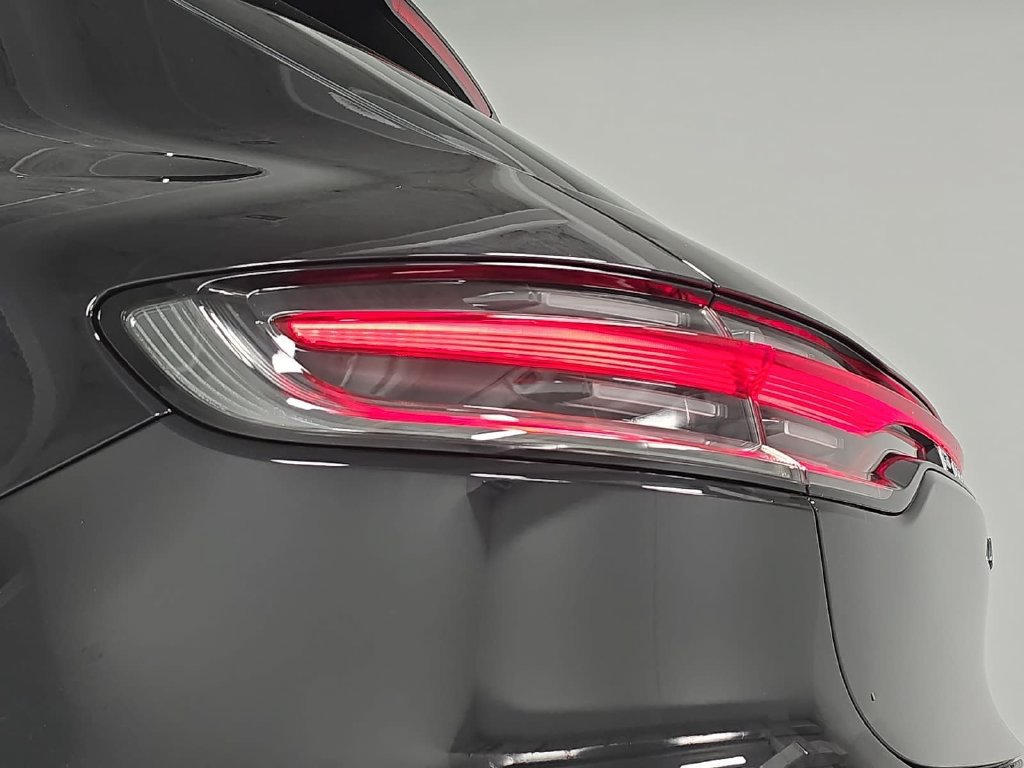 Certified 2025 Porsche Macan S AWD/4WD image 30