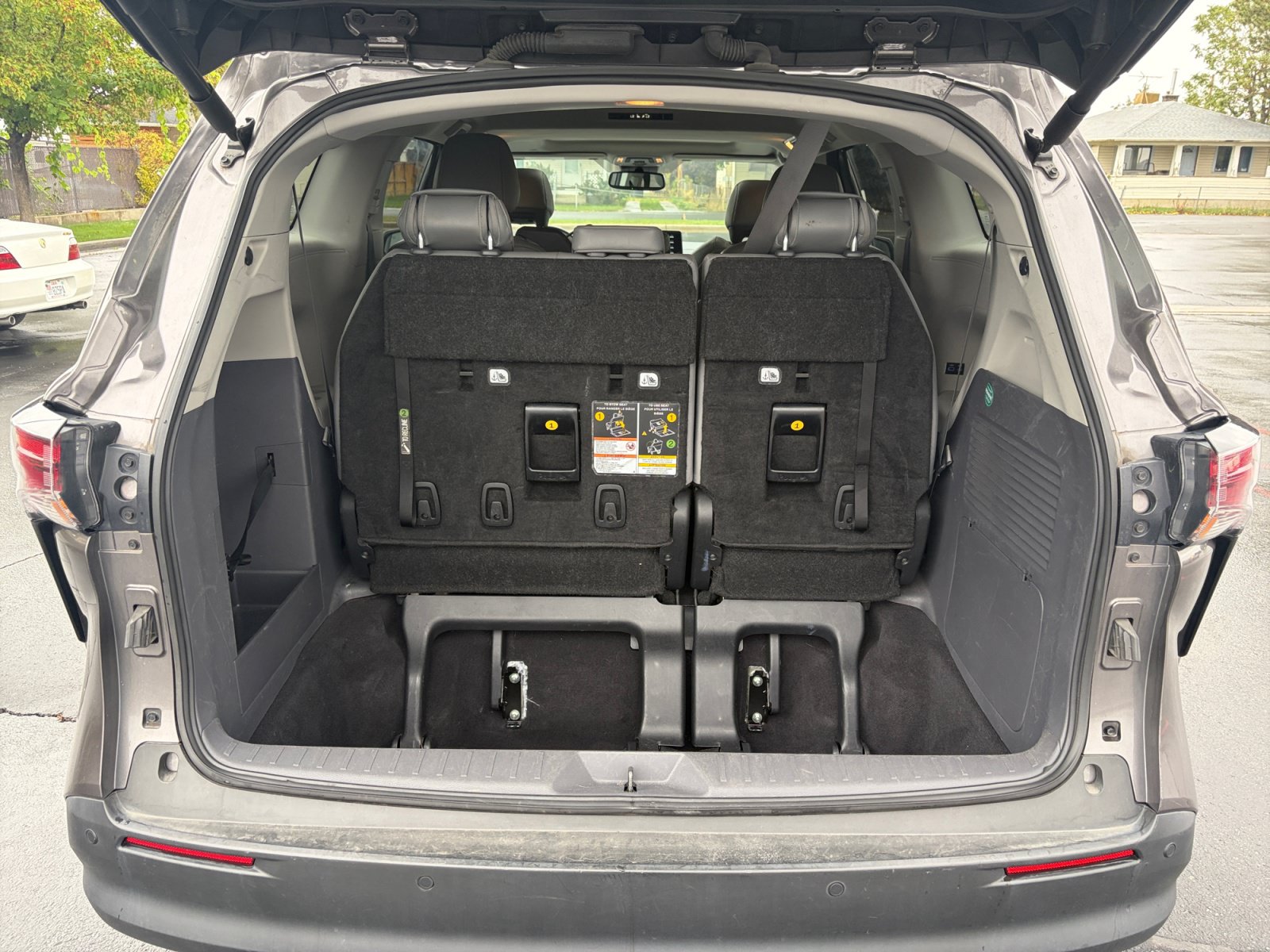Used 2024 Toyota Sienna XLE FWD image 25