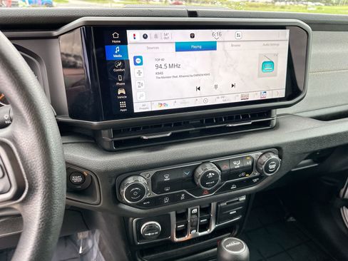 Used 2025 Jeep Gladiator Sport AWD/4WD image 16
