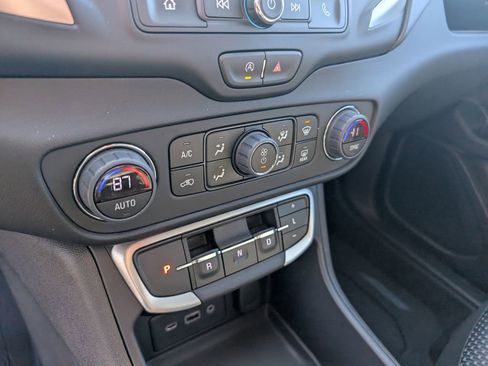 Used 2024 GMC Terrain SLE w/ Driver Convenience Package image 21