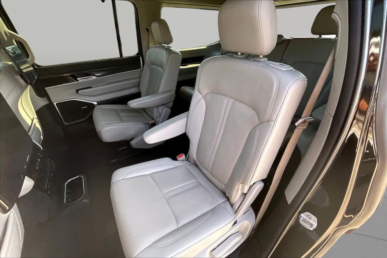 Used 2022 Jeep Wagoneer Series III w/ Convenience Group I RWD image 15