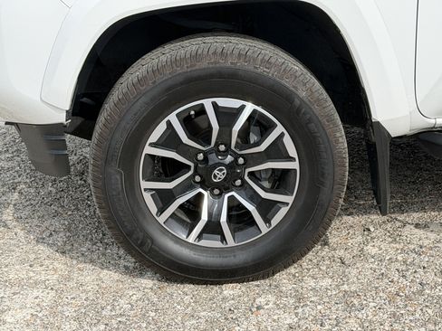 Used 2020 Toyota Tacoma TRD Sport AWD/4WD image 7