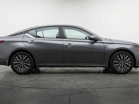 Used 2025 Nissan Altima 2.5 SV image 11