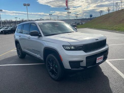 New 2025 Jeep Grand Cherokee L Altitude AWD/4WD image 2