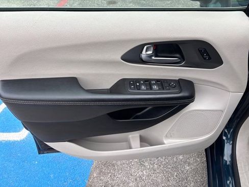 Used 2022 Chrysler Pacifica Touring-L FWD image 20