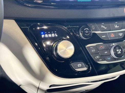 Used 2024 Chrysler Pacifica Touring-L image 17