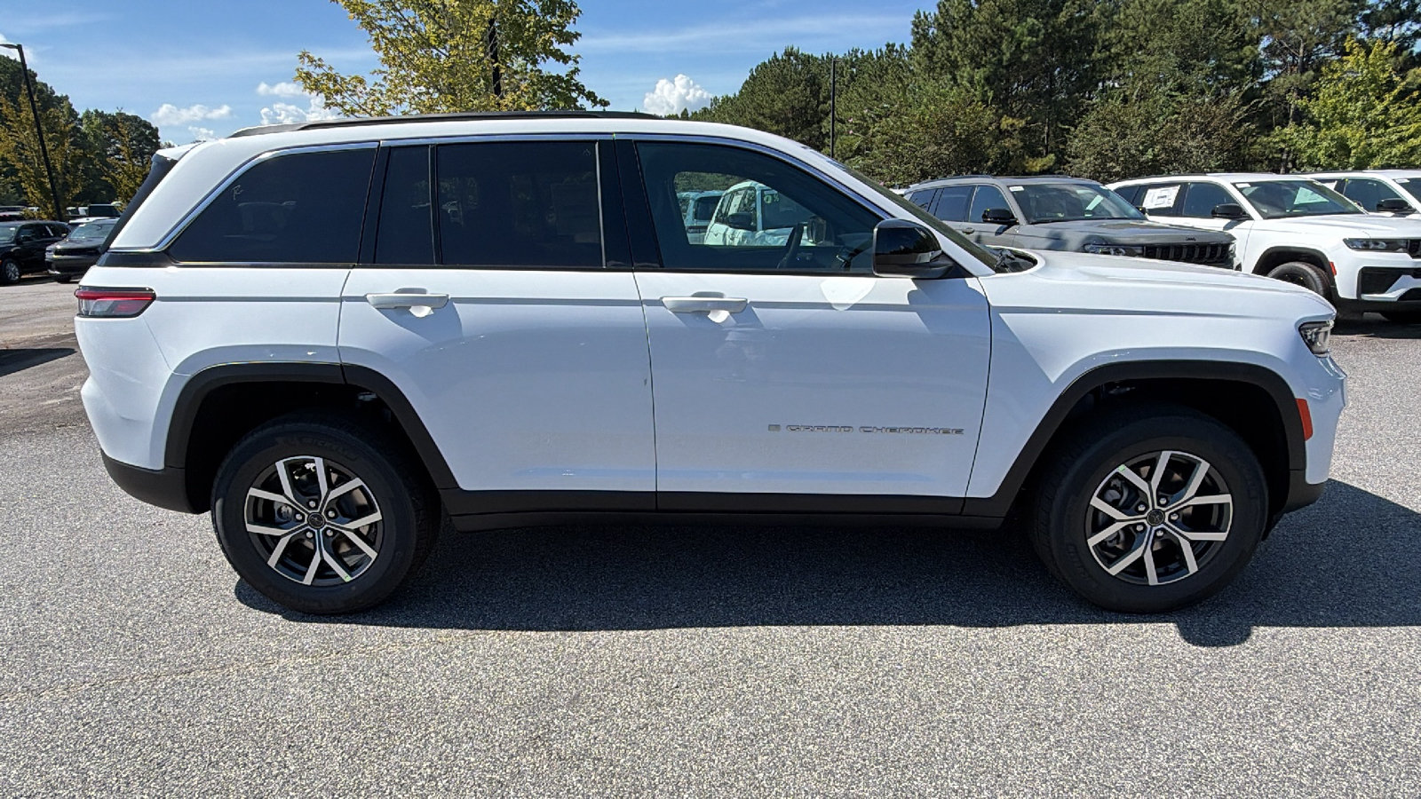 New 2027 Jeep Grand Cherokee Laredo X AWD/4WD image 7