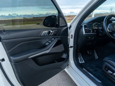 Used 2022 BMW X7 M50i w/ Dynamic Handling Package image 25