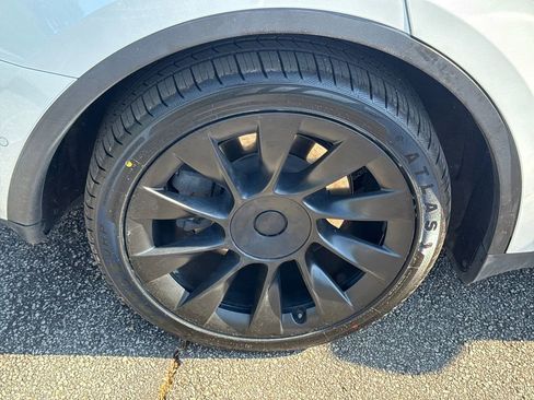 Used 2022 Tesla Model Y Long Range AWD/4WD image 17