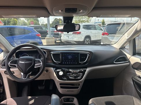 Used 2017 Chrysler Pacifica Touring FWD image 26