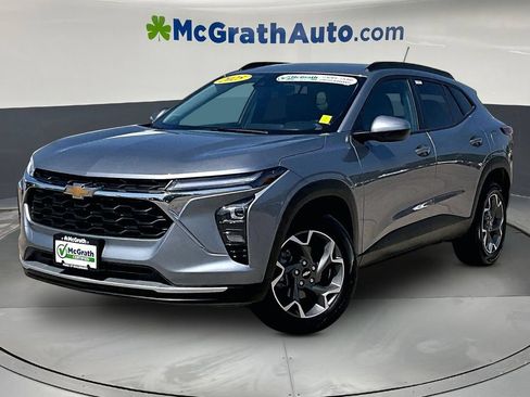 Used 2025 Chevrolet Trax LT w/ LT Convenience Package FWD image 3