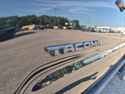 Used 2021 Toyota Tacoma SR5 AWD/4WD image 30
