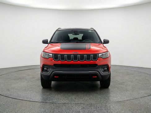 Used 2025 Jeep Compass Trailhawk AWD/4WD image 2