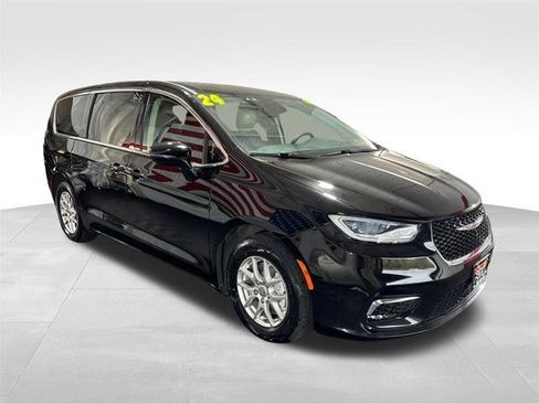 Used 2024 Chrysler Pacifica Touring-L FWD image 3