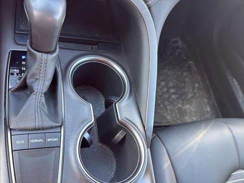 Used 2022 Toyota Camry SE image 21