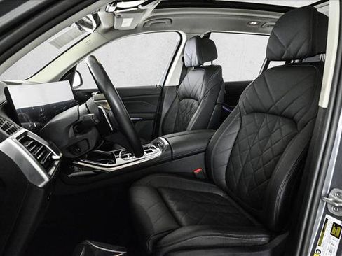 Used 2024 BMW X7 xDrive40i w/ Premium Package image 17