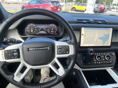 Used 2025 Land Rover Defender 130 X-Dynamic SE AWD/4WD image 21