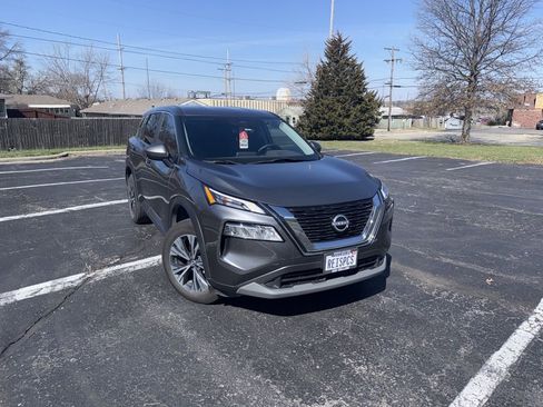 Used 2022 Nissan Rogue SV image 2