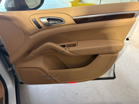 Used 2014 Porsche Cayenne Diesel AWD/4WD image 15