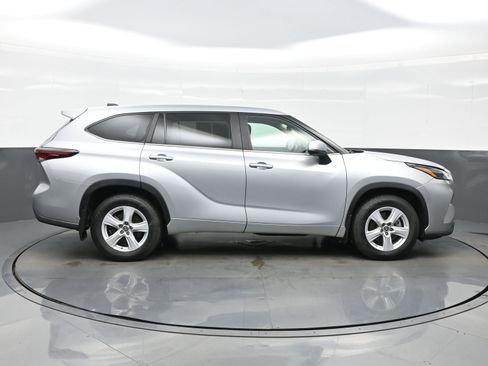 Used 2024 Toyota Highlander LE AWD/4WD image 7