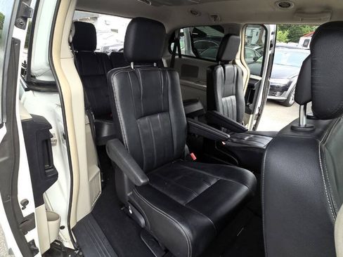 Used 2016 Chrysler Town & Country Touring FWD image 38