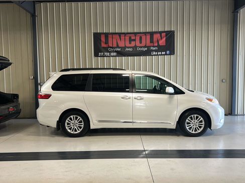 Used 2015 Toyota Sienna XLE w/ XLE Navigation Package FWD image 5