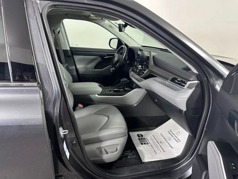 Used 2020 Toyota Highlander XLE AWD/4WD image 10