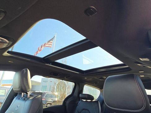 New 2026 Chrysler Pacifica Select w/ S Appearance Package image 4