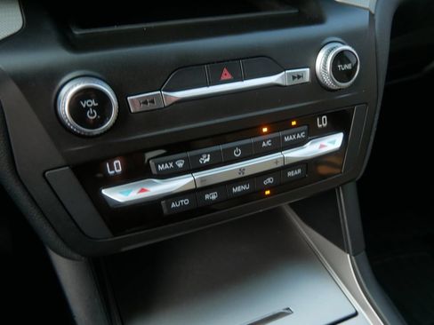 Used 2020 Ford Explorer XLT AWD/4WD image 22