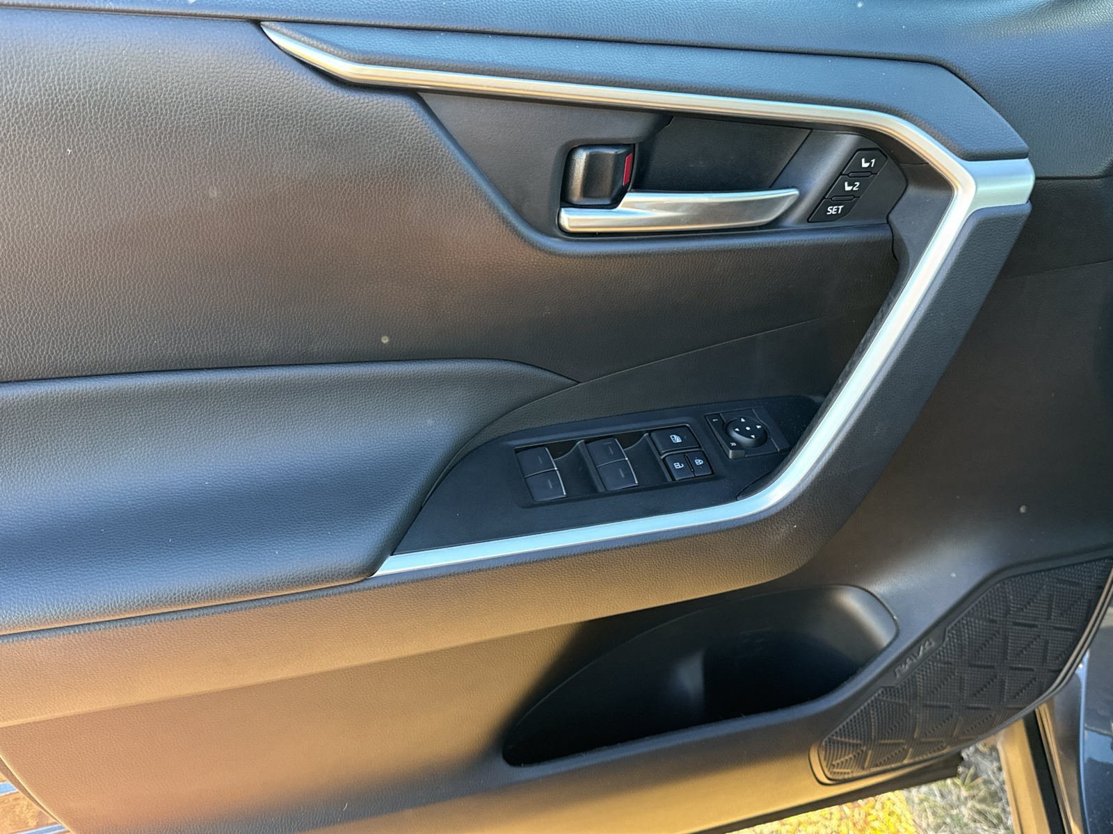 Used 2025 Toyota RAV4 XLE Premium w/ Weather Package FWD image 9