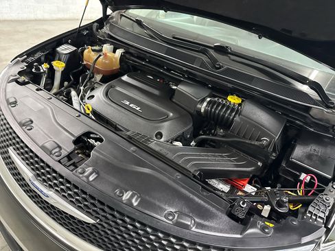 Used 2018 Chrysler Pacifica Limited image 74