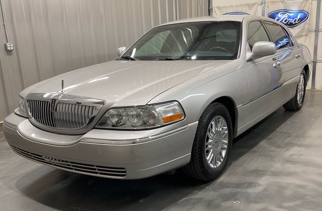 Used 2008 Lincoln Town Car Signature Limited RWD image 4