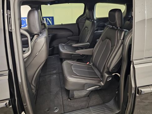 New 2026 Chrysler Pacifica Select w/ S Appearance Package FWD image 32