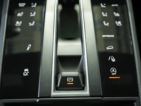 Certified 2025 Porsche Macan AWD/4WD image 22