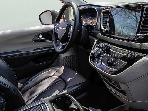 Used 2023 Chrysler Pacifica Touring-L FWD image 26