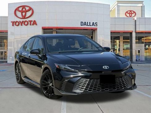 Used 2025 Toyota Camry SE FWD image 1