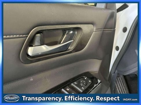Used 2025 Nissan Pathfinder SL AWD/4WD image 19