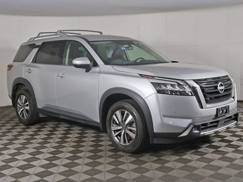 Used 2023 Nissan Pathfinder SL AWD/4WD image 2